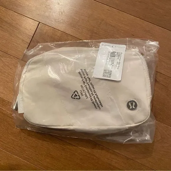 NWT ๐๐ค Lululemon Everywhere Belt Bag 1L - White Opal - Picture 4 of 5